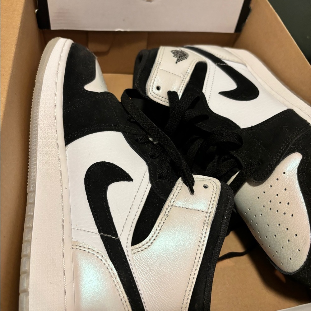 Nike Jordans Diamond Black and White Sneakers NEW Y 6.5